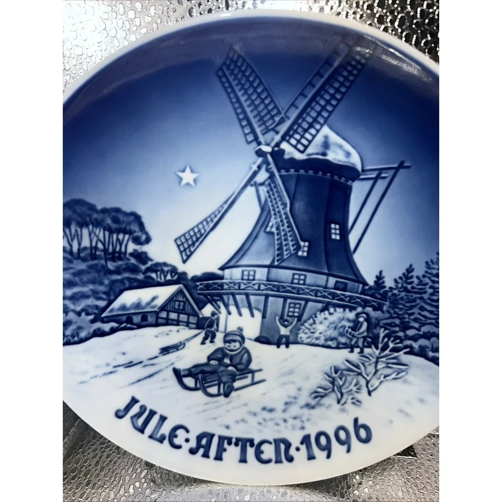 1966 Royal Copenhagen Collector's Christmas Plate‎ – Home for Christmas